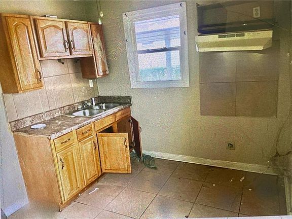 4th image of 4860-62 Camelia St