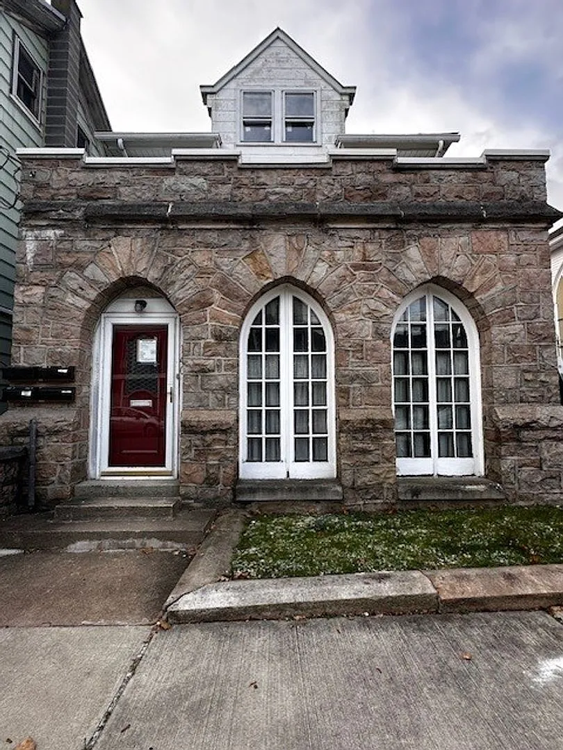 140 E Market Street — Photo 1