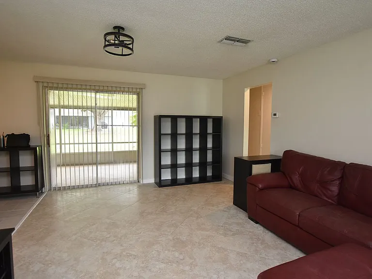 4825 Loretta Ln — Photo 10