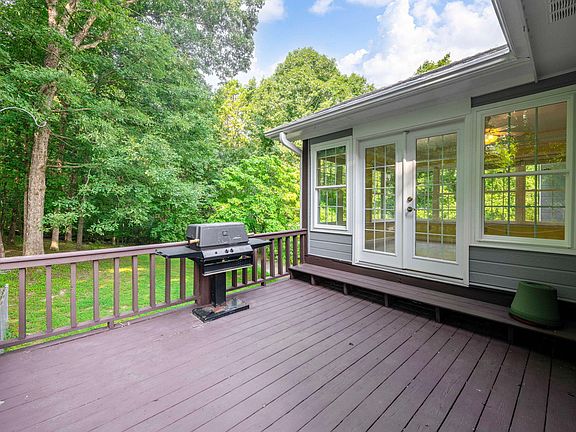 5th image of 555 Blue Bird Ln