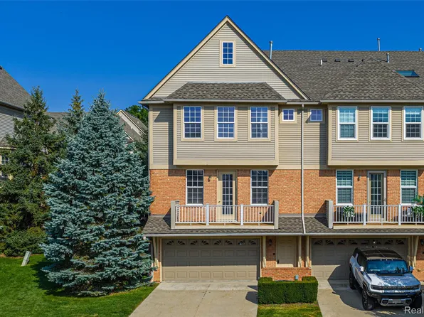 56625 Long Island Dr, Shelby Township, MI 48316
