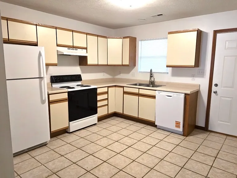 600 S Russell St #C — Photo 6