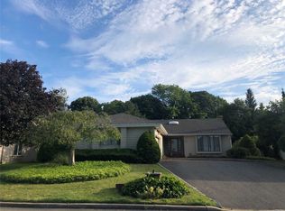 16 Oak Point Dr N, Bayville, NY 11709