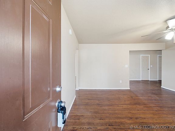 3rd image of 918 S Birch Pl