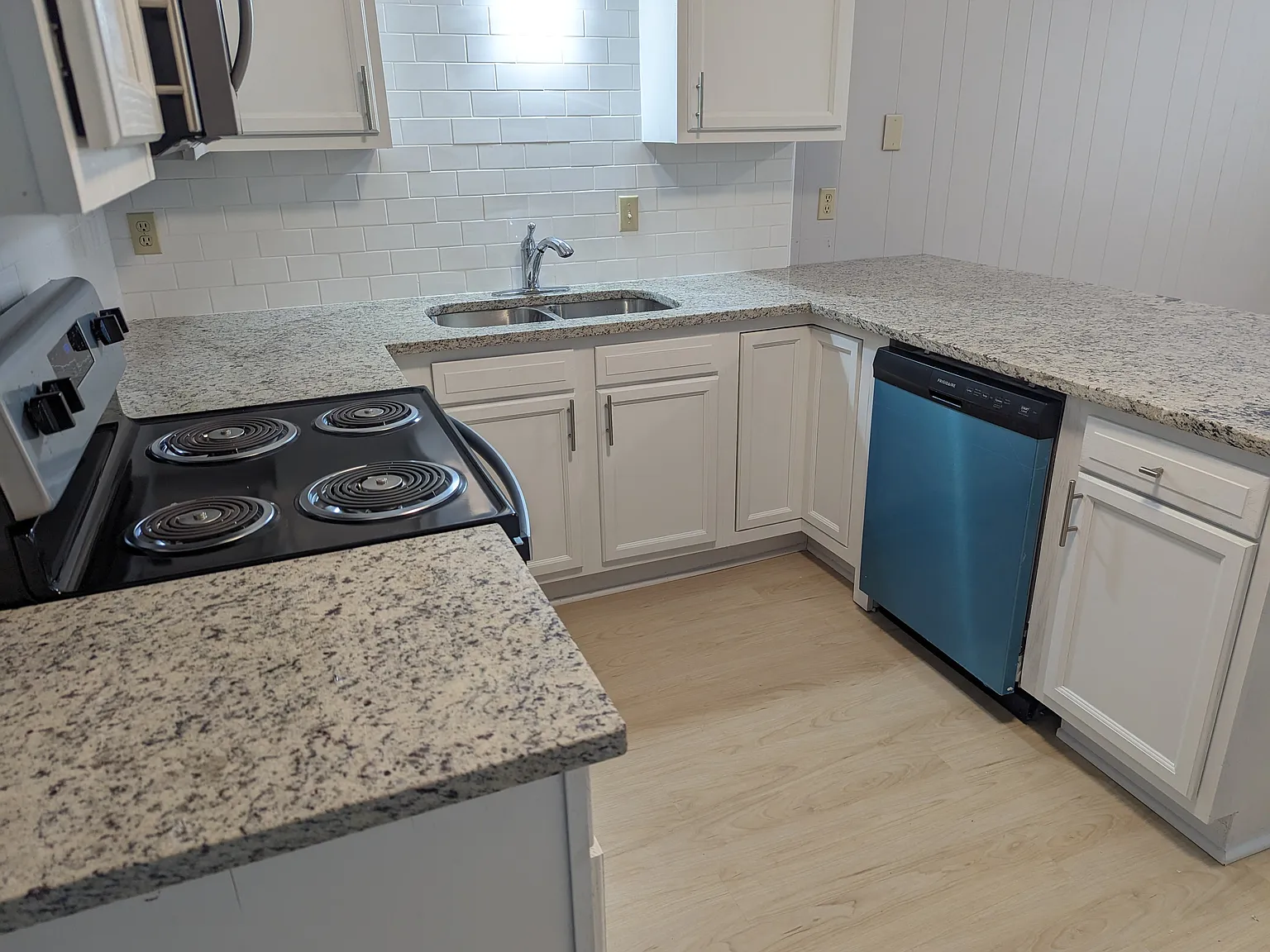 8 bed, 4000 sqft, $9,600 — Photo 3