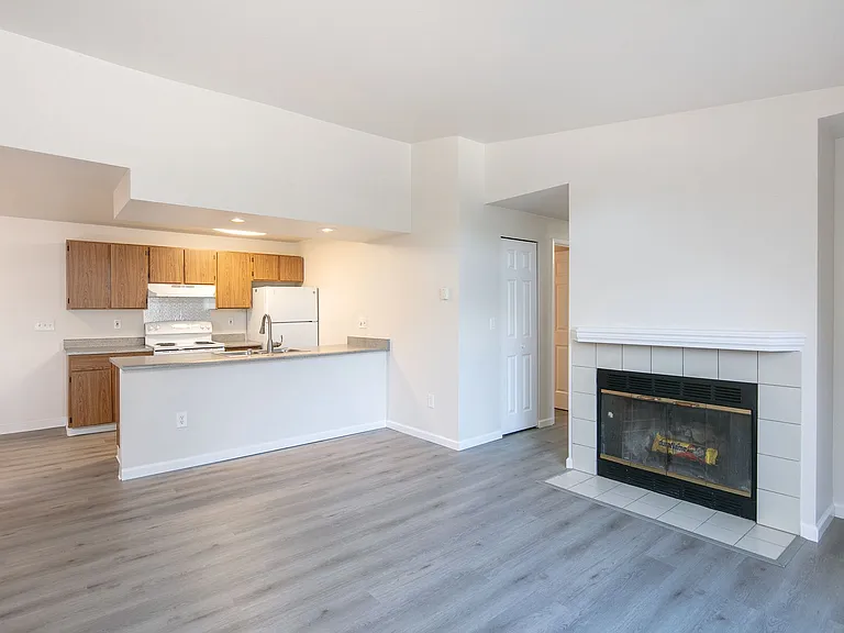 400 S 152nd St — Photo 7