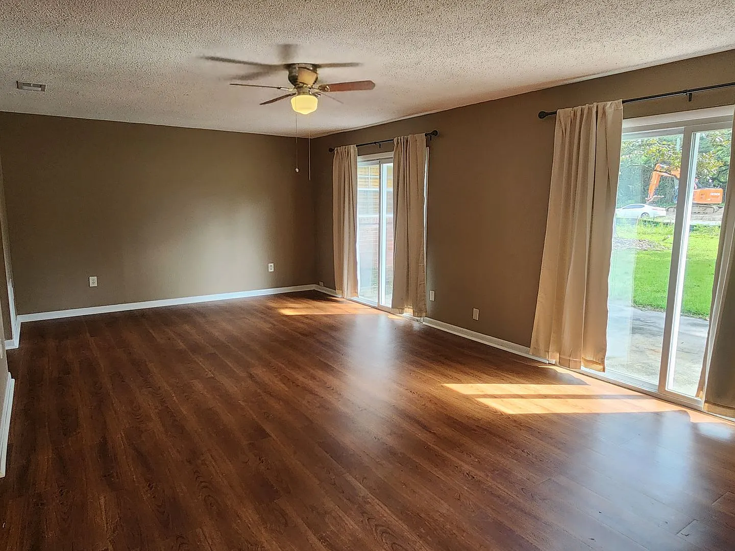 *Available Now* 3 bedroom 1.5 house with open floor plan. — Photo 4
