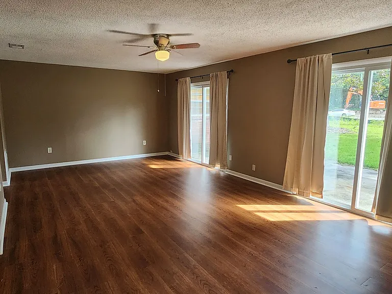 111 Holiday Dr — Photo 4