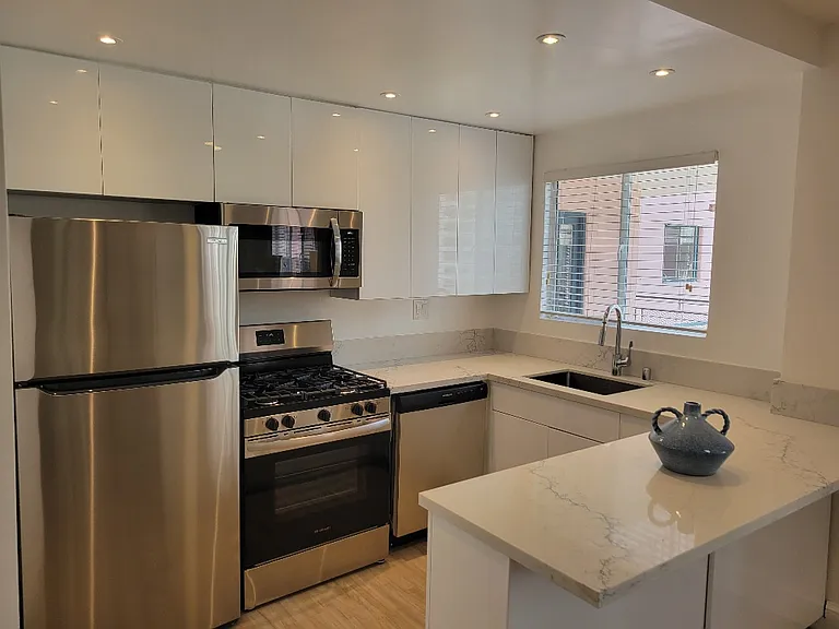 10401 Wilshire Building — Photo 12