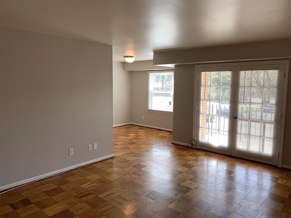 Beautiful original parquet wood flooring restored to its 1960s glory. Lots of natural lighting.