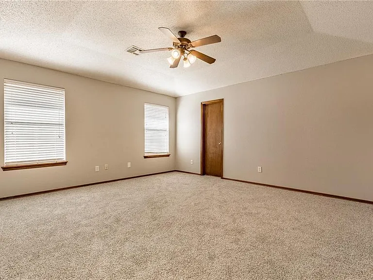 8901 NW 85th Pl — Photo 3