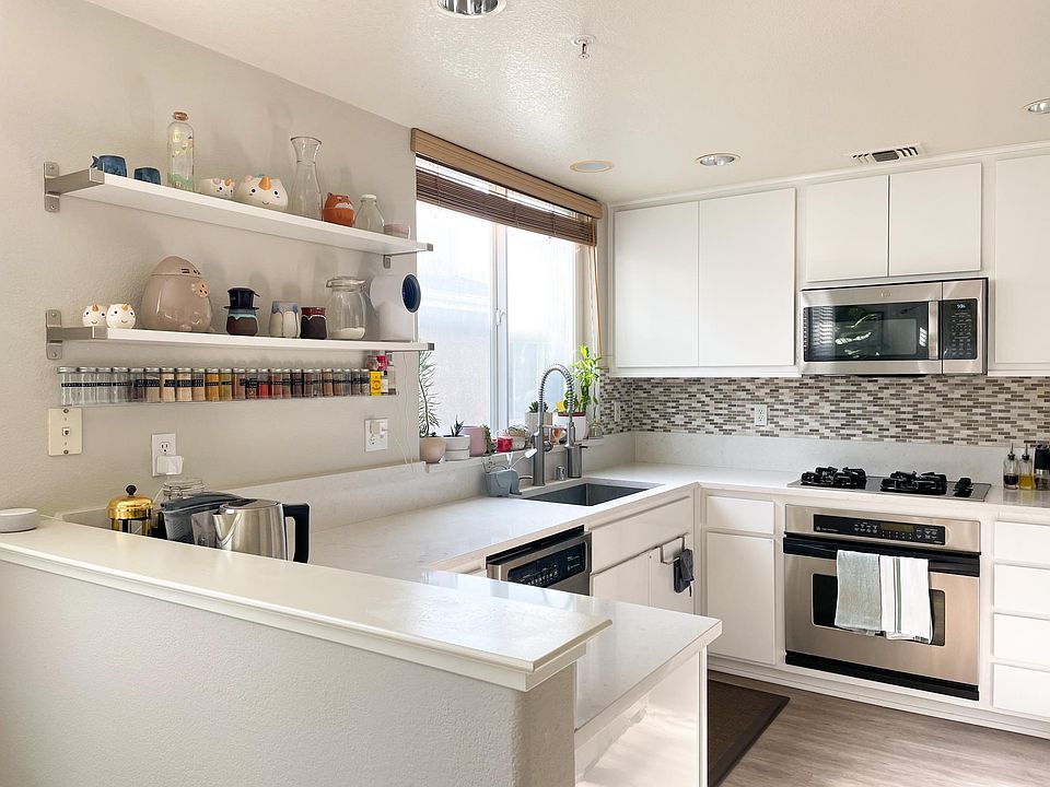 Kitchen - Quartz countertops, remodeled in 2019