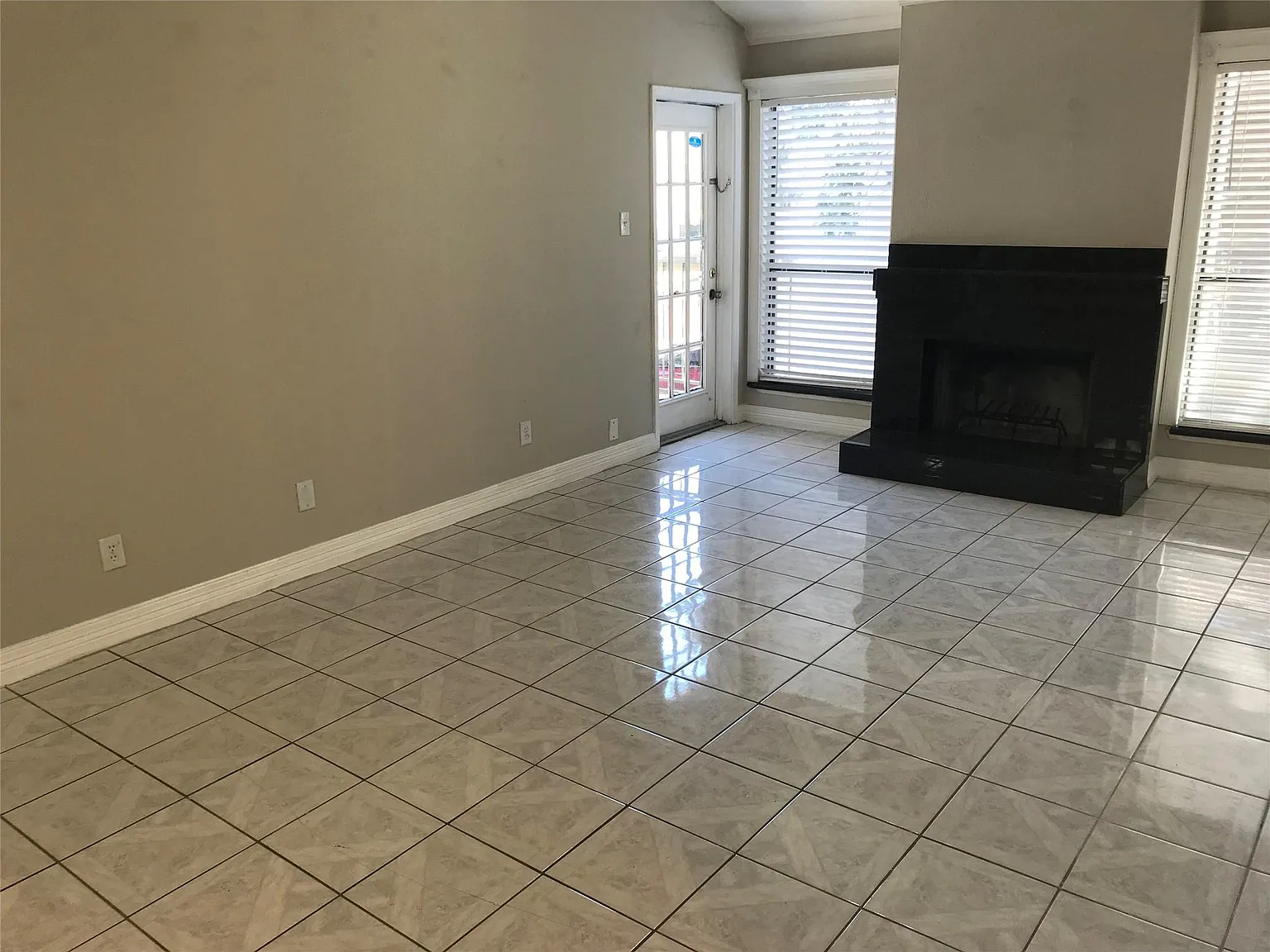 1 bed, 1.0 bath, 784 sqft, $940 — Photo 1