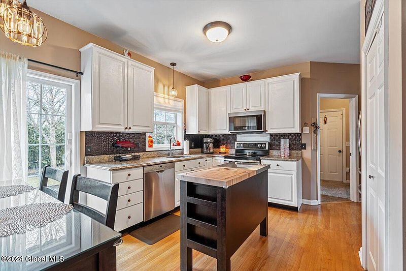 3rd image of 10 Evergreen Drive