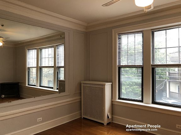 3rd image of 1128 W Pratt Blvd APT 1N