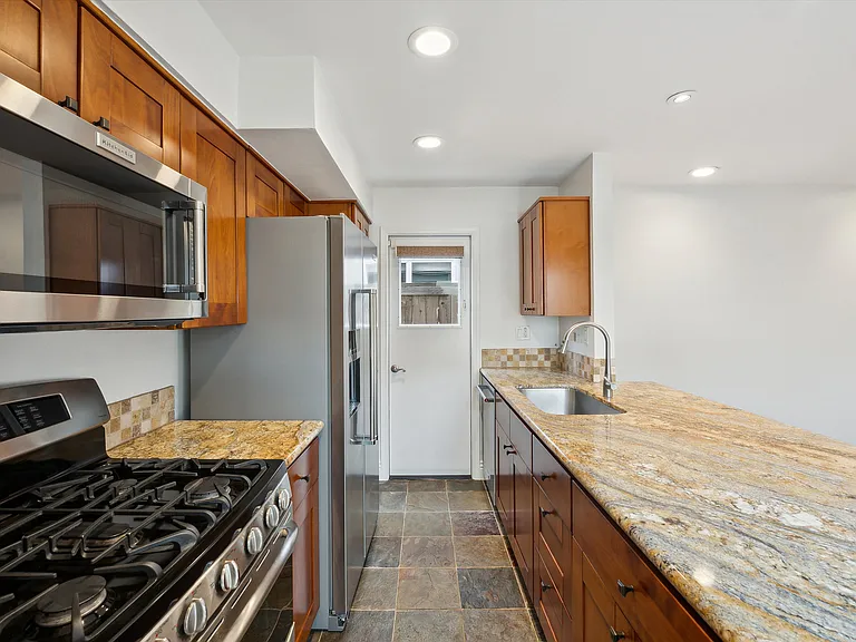 215 Walnut St — Photo 4