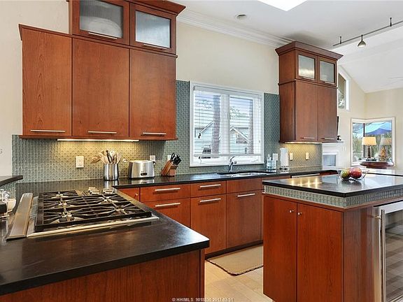 5th image of 12 Pine Island Ct