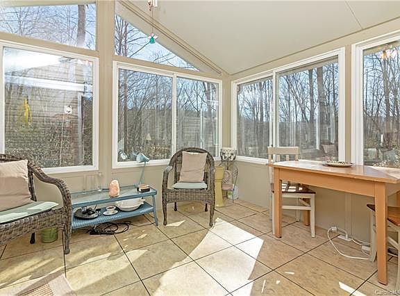 4th image of 561 Skyland Dr
