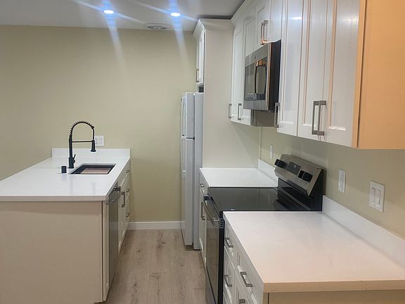 3rd image of 1634 Oxford St #305