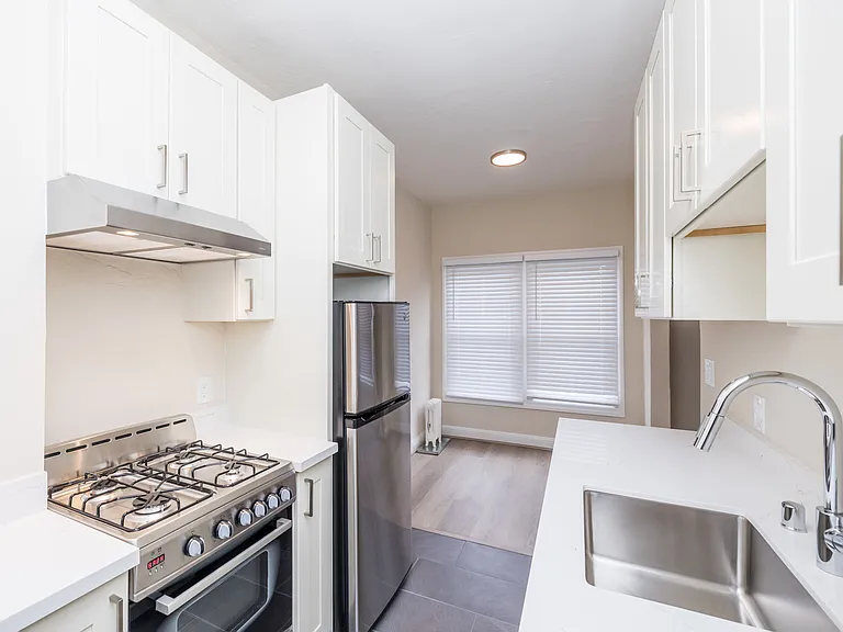 421 Van Dyke — Photo 1