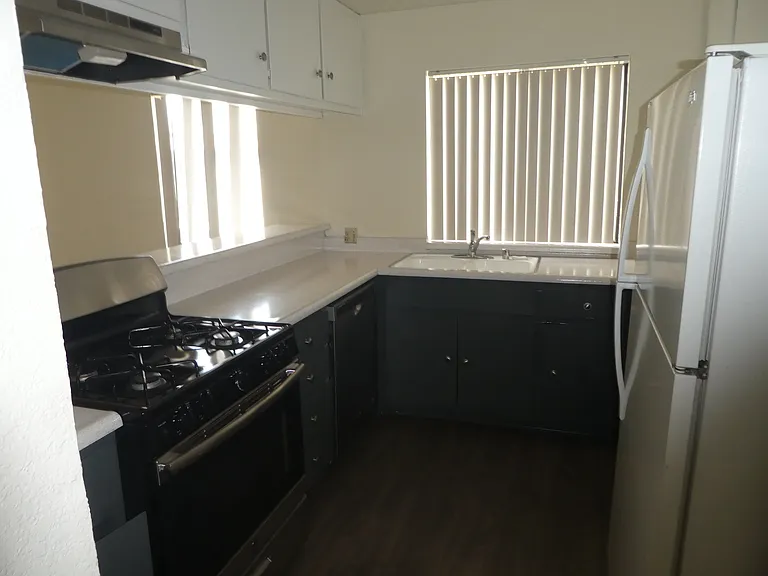 4453 Woodman Ave #9 — Photo 6