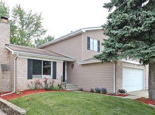 2349 Goldfinch St, Woodridge, IL 60517