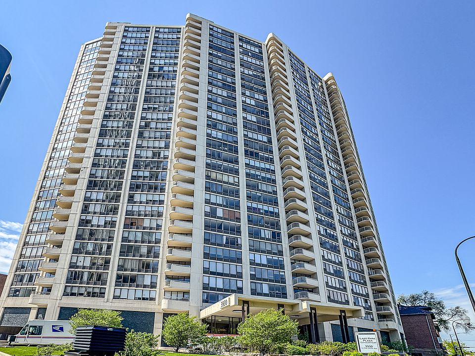 1st image of 3930 N Pine Grove Ave APT 1805
