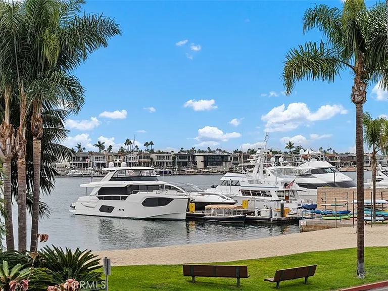 2431 Bayshore Dr — Photo 4