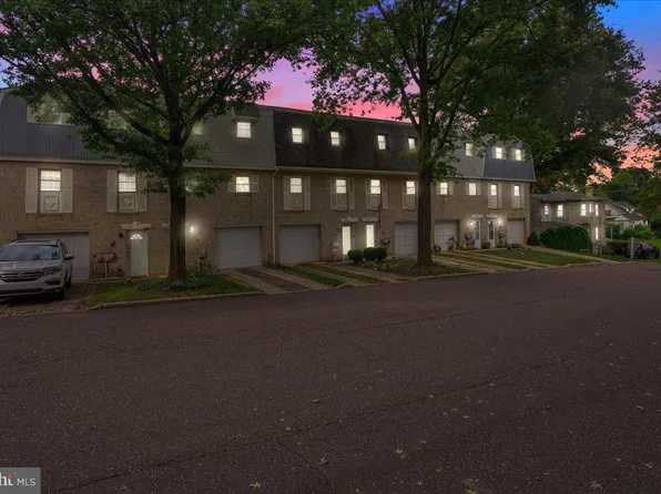 1266 Village Ln, Pottstown, PA 19464