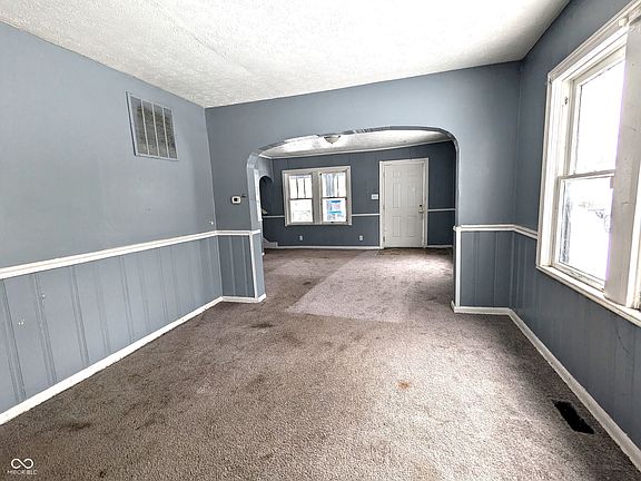 2nd image of 3050 N Gladstone Ave