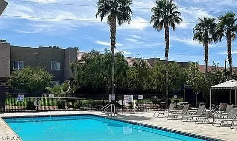 1 bed, 1.0 bath, 700 sqft, $1,300 — Photo 2