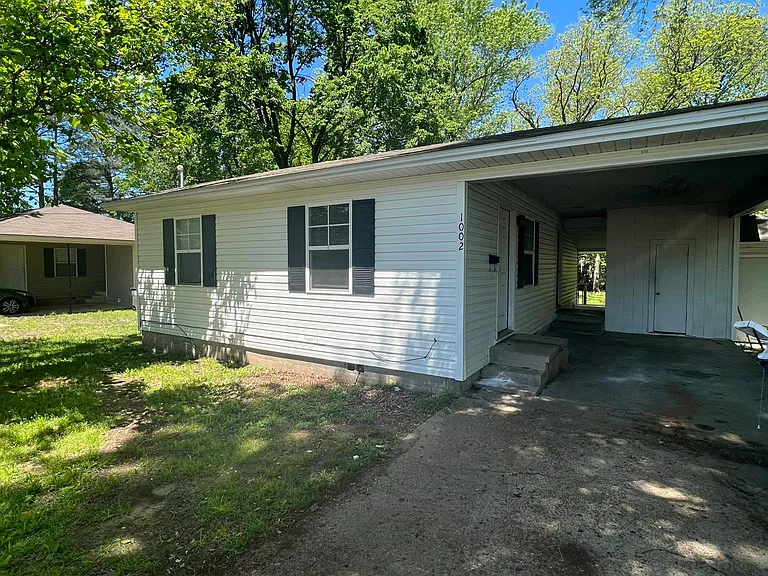 1002 E River Ave — Photo 2
