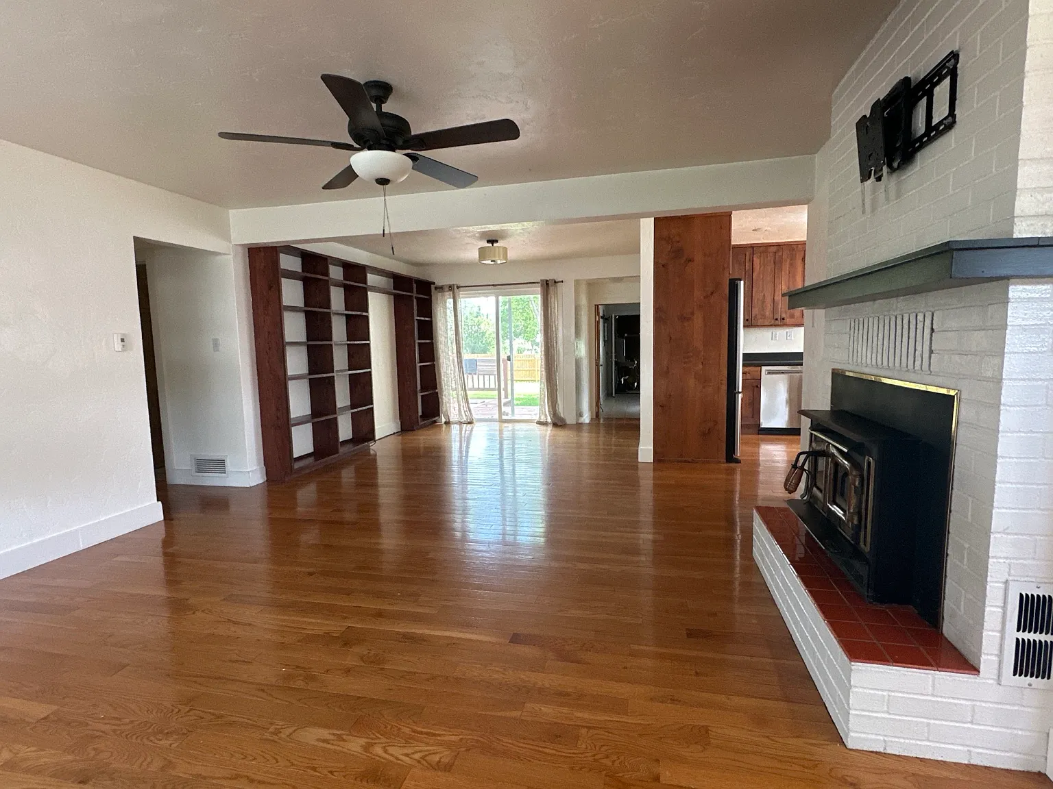 4 bed, 1916 sqft, $3,750 — Photo 2