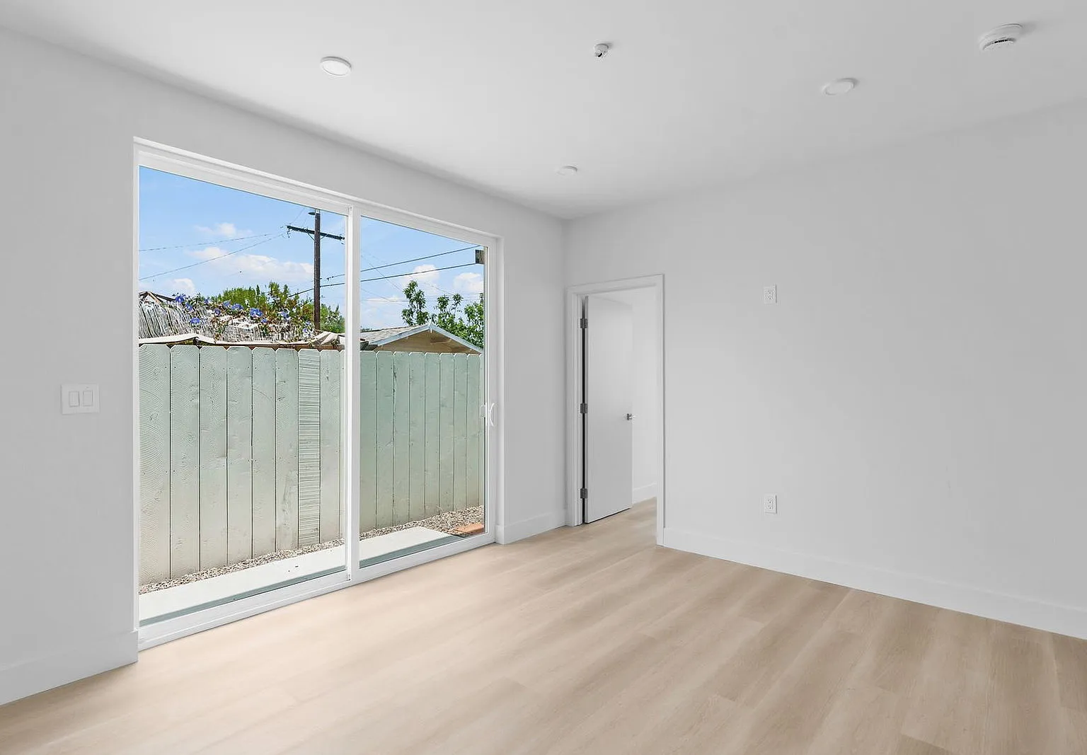 3 bed, 3.0 bath, 922 sqft, $4,500 — Photo 3