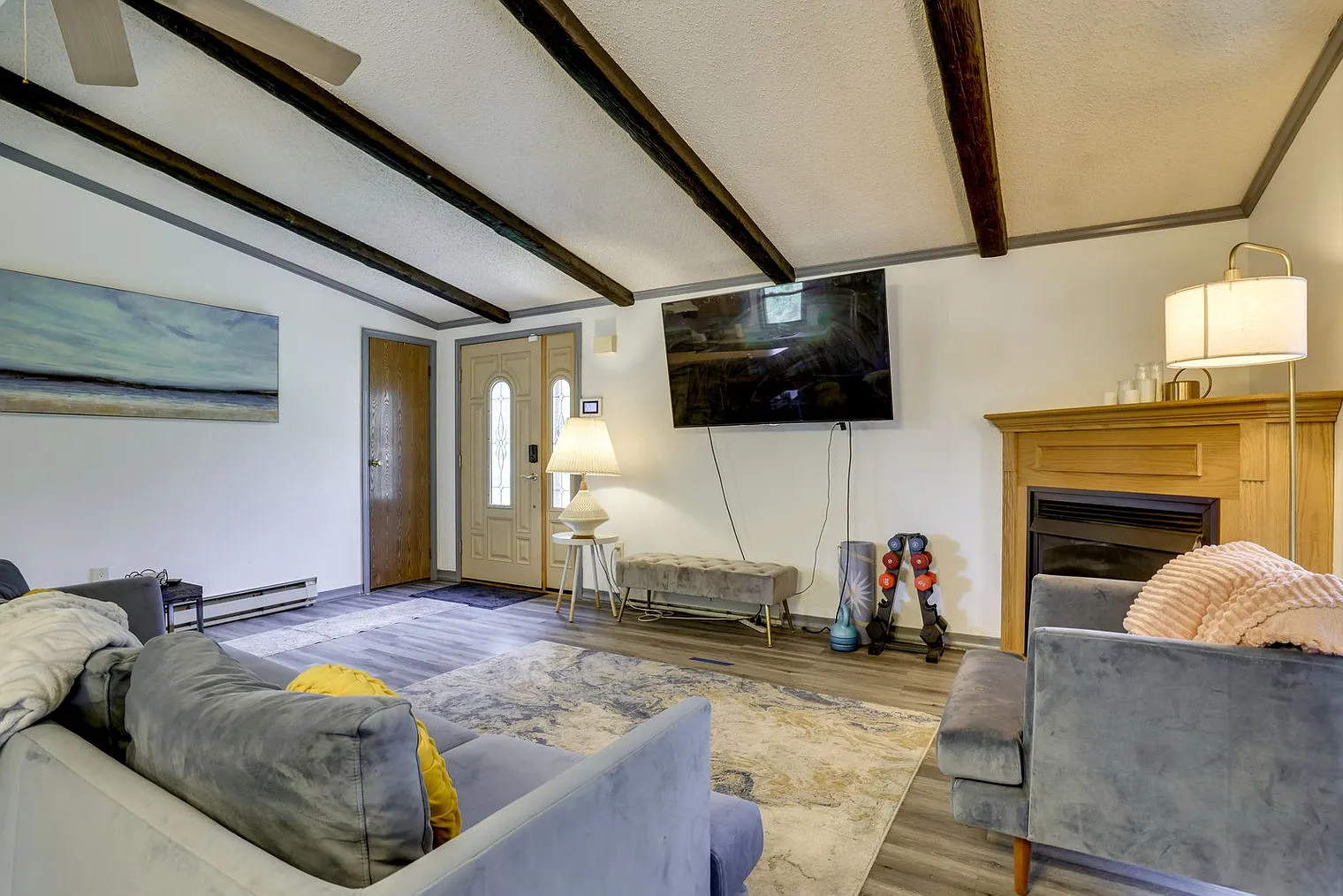 3 bed, 1.0 bath, 1054 sqft, $2,715 — Photo 3