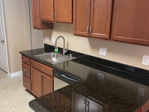 3rd image of 41507 Bedford Dr
