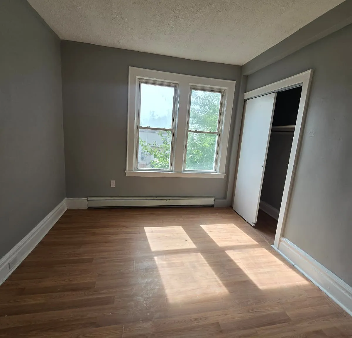 13 Leslie Pl — Photo 2
