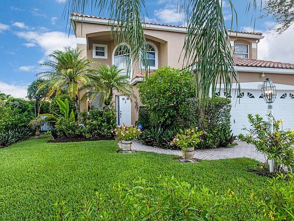 2nd image of 132 Woodlake Cir