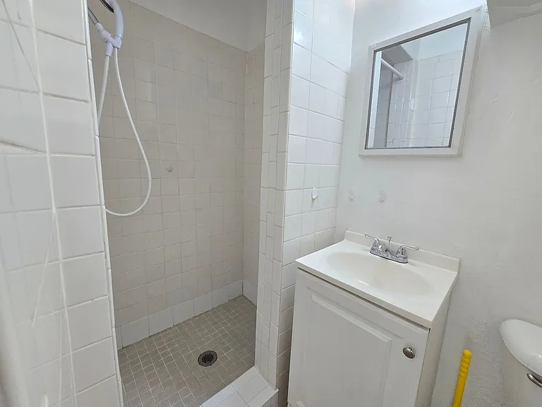 612 N East Ave — Photo 8
