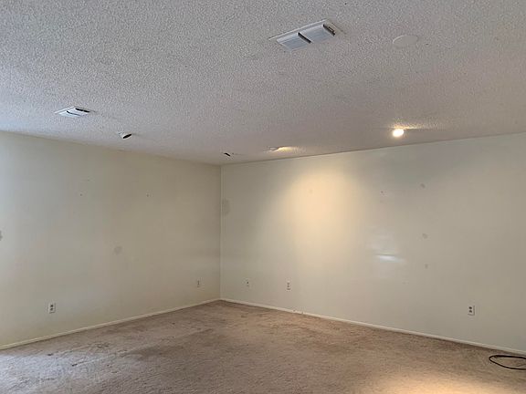 5th image of 228 Peach Ave