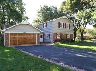 1 Regent Ct E, Buffalo Grove, IL 60089