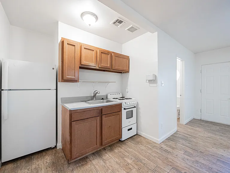 1505 E Harvard St — Photo 9