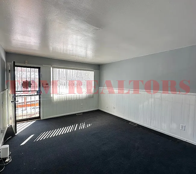 218 W Russell Ave — Photo 2
