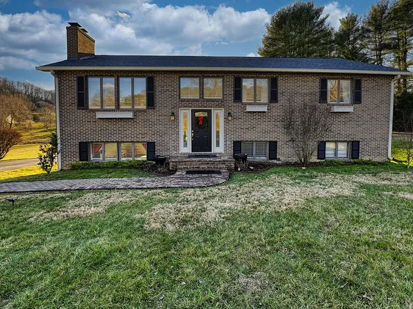 827 Birdie Dr, Abingdon, VA 24211