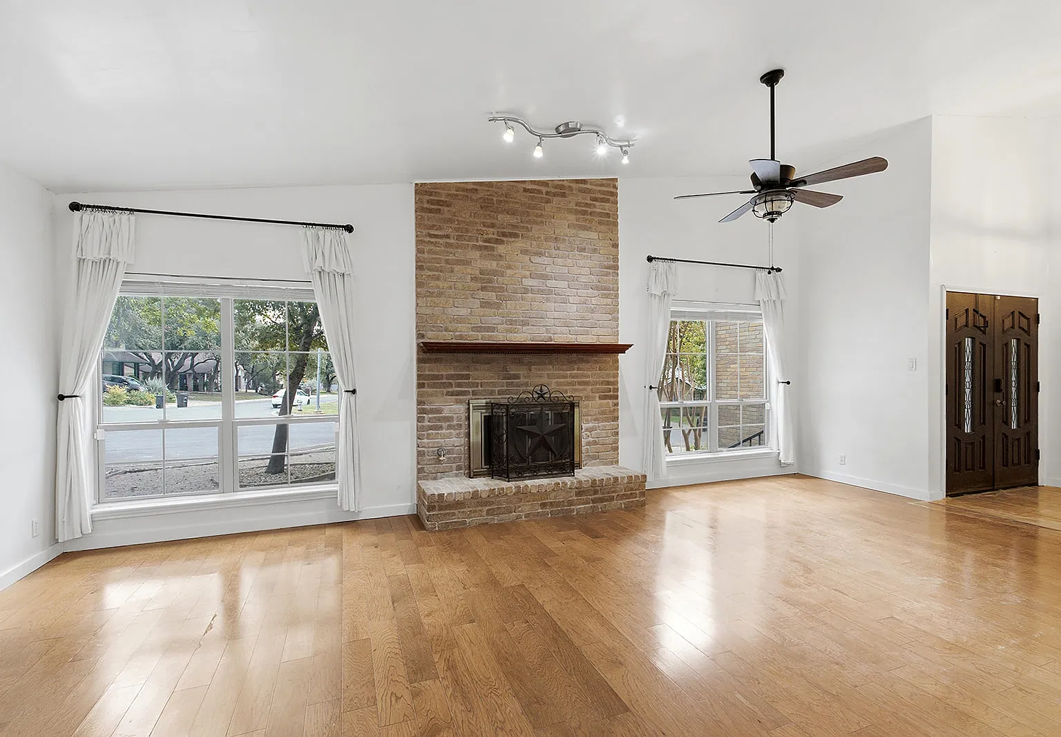 4 bed, 2719 sqft, $2,995 — Photo 3