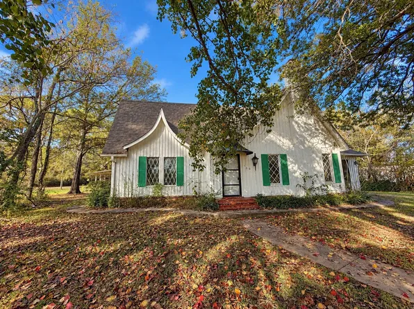 100 Smith St, Naples, TX 75568