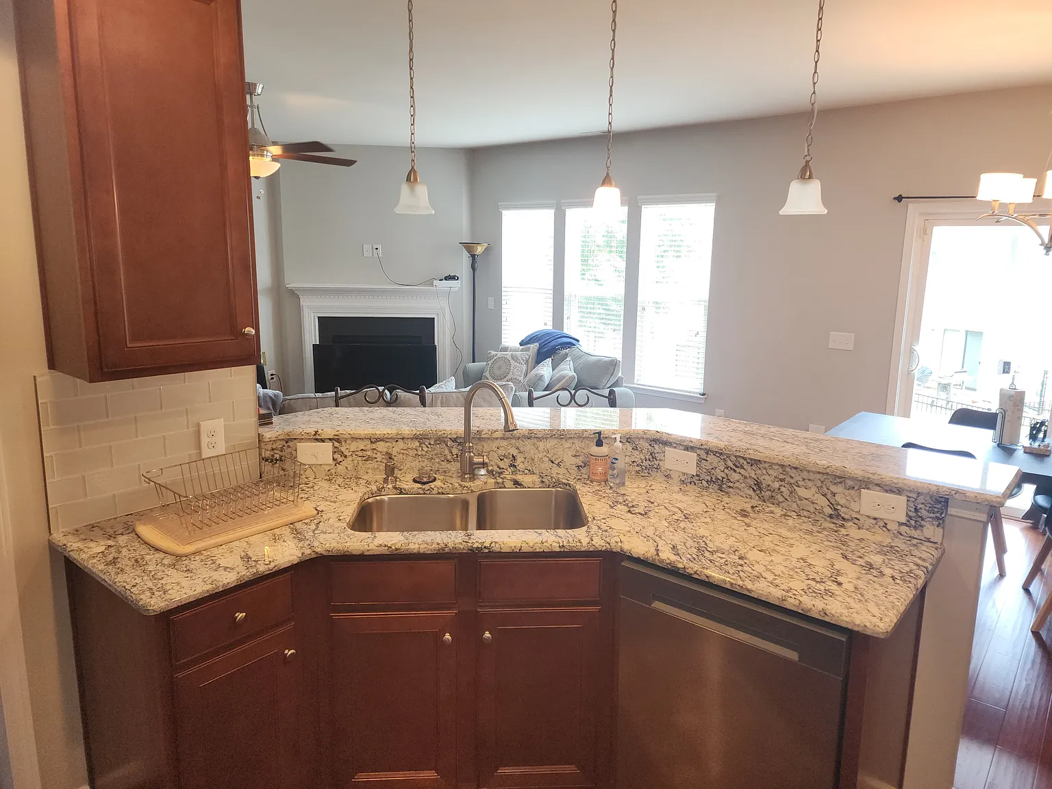3 bed, 2.5 bath, 1896 sqft, $2,600 — Photo 3