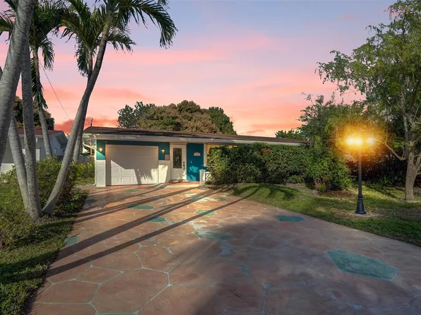 8851 NW 11th Street, Pembroke Pines, FL 33024