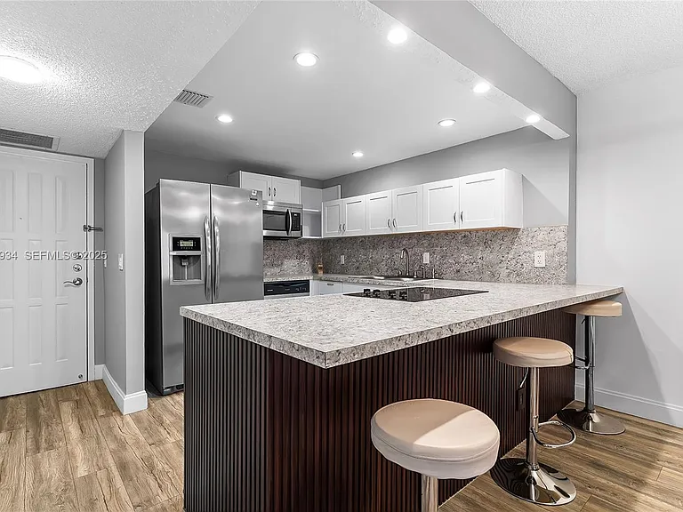 400 Leslie Dr #305 — Photo 4