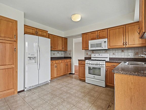 2nd image of 3941 Roslyn Rd